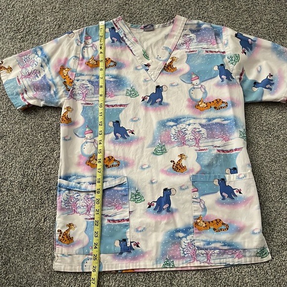 Disney winter 2 pocket scrub top - Picture 4 of 5
